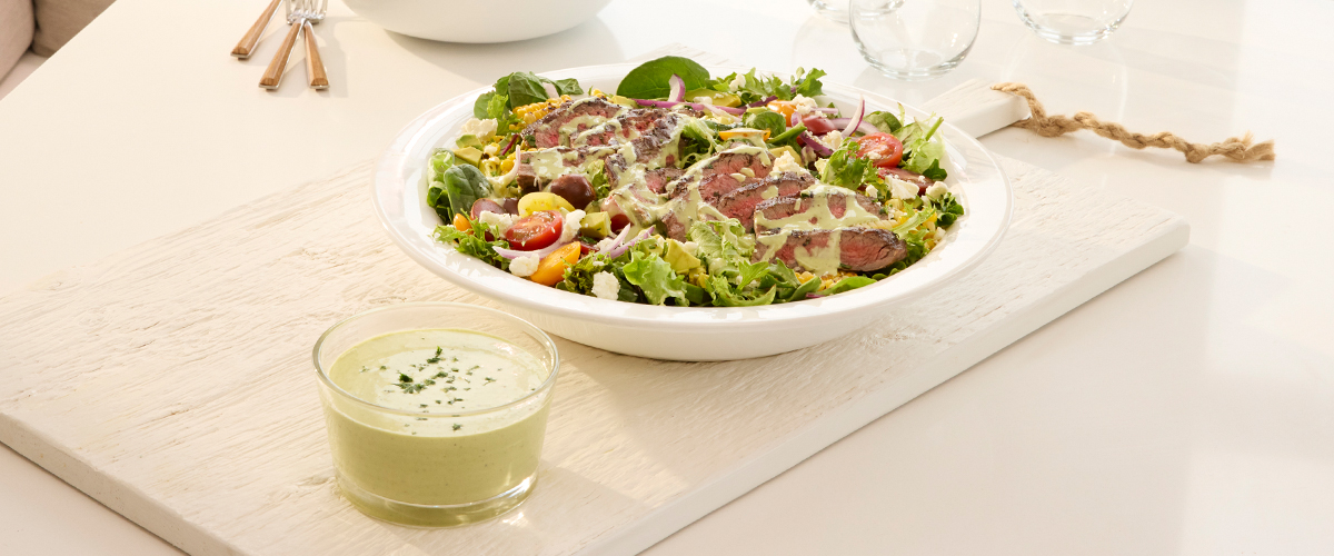 Ensalada de bistec de ternera con salsa de yogur al estragón