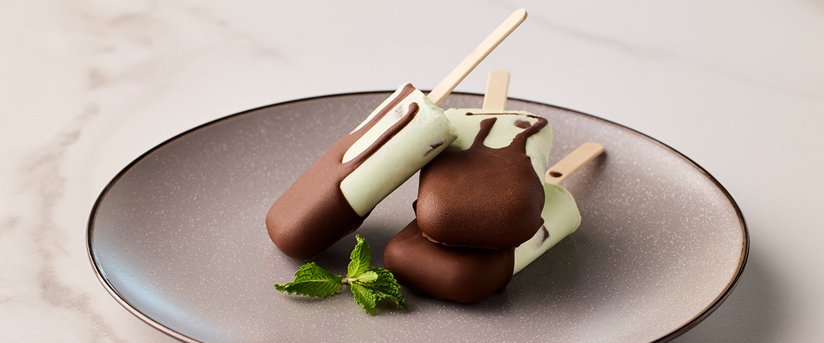 Polos de yogur griego con menta y chocolate