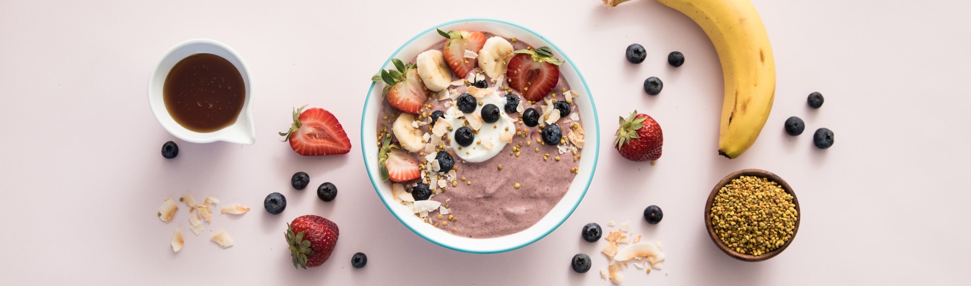 Smoothie bol de yogur con miel, fruta y coco