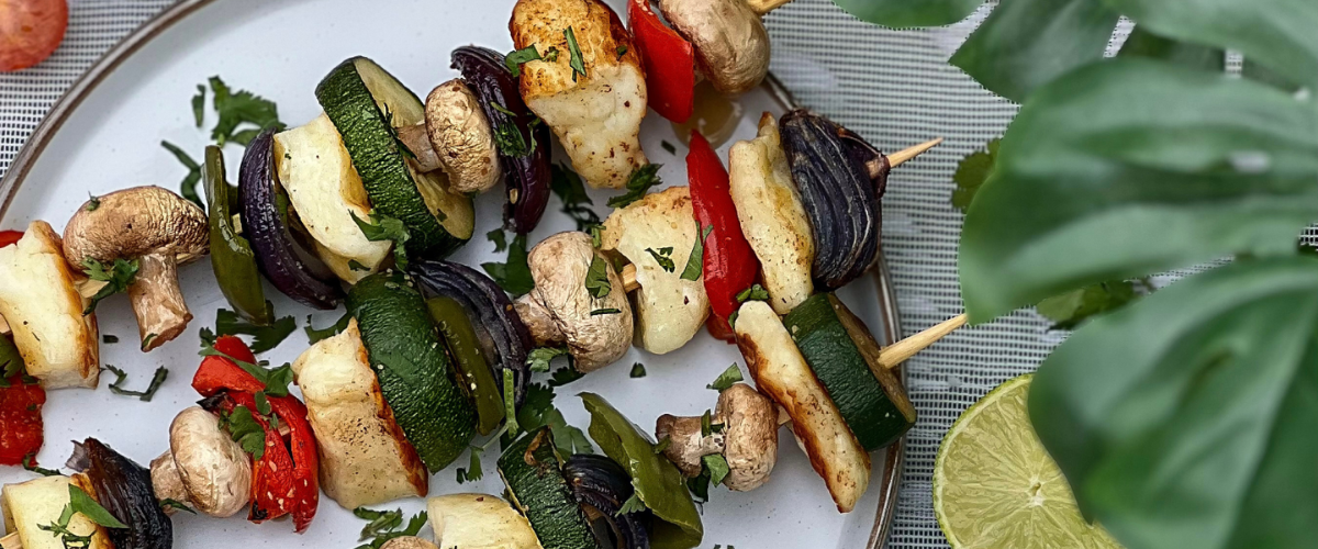 Brochetas de verduras con aderezo de yogur