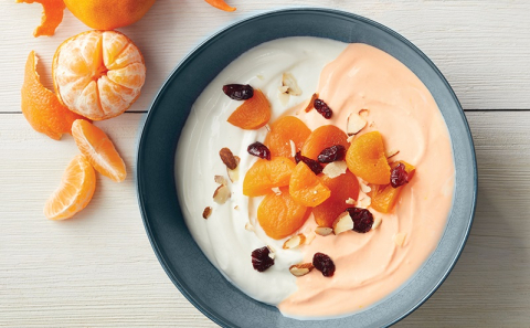 Smoothie bowl de yogur griego, zanahoria y naranja