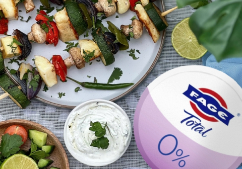 Brochetas de verduras con aderezo de yogur